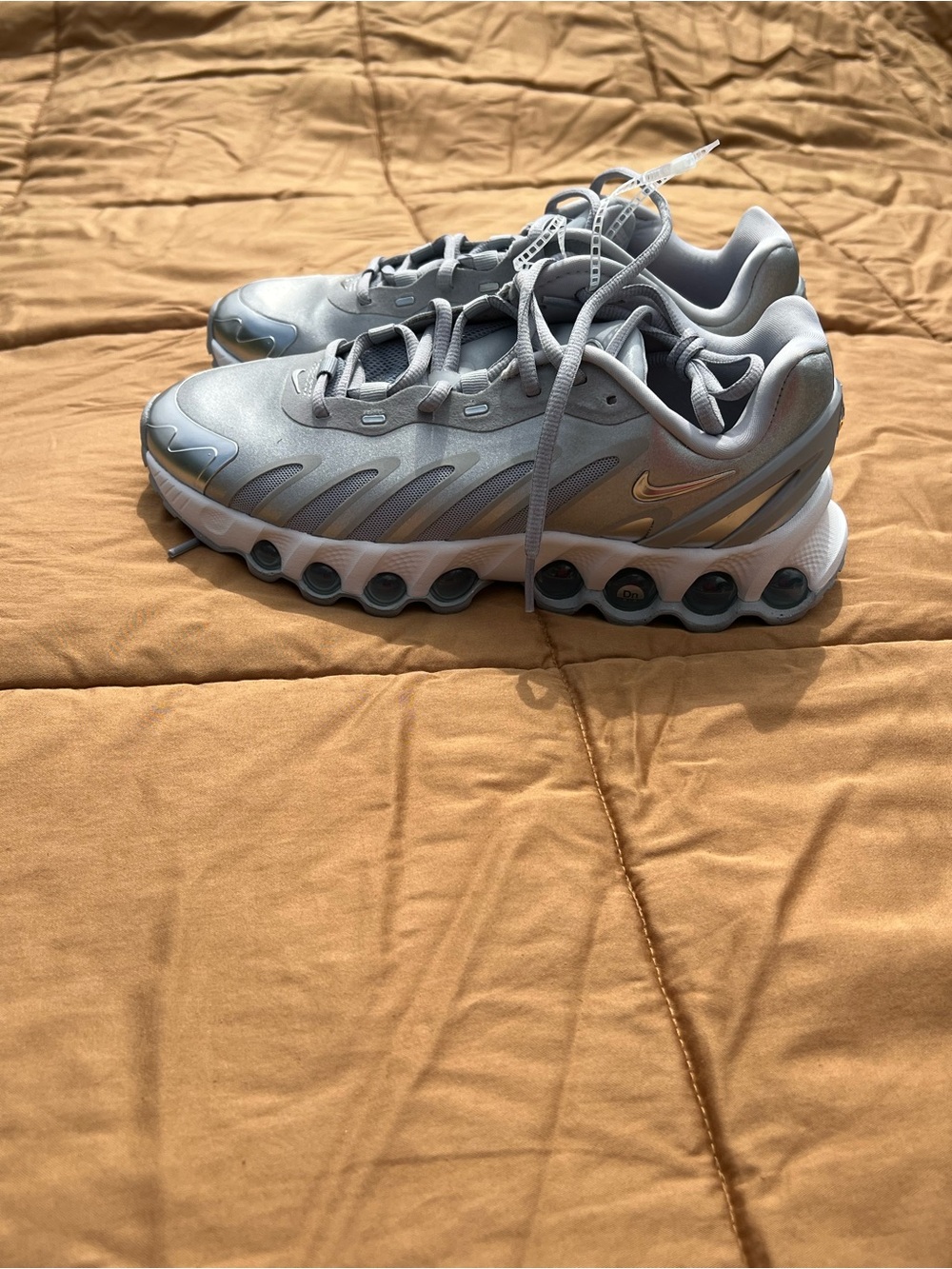 Nike Air Max Dn8 Sneakers Wolf Gray Metallic Silver Men’s Size 5.5 Streetwear